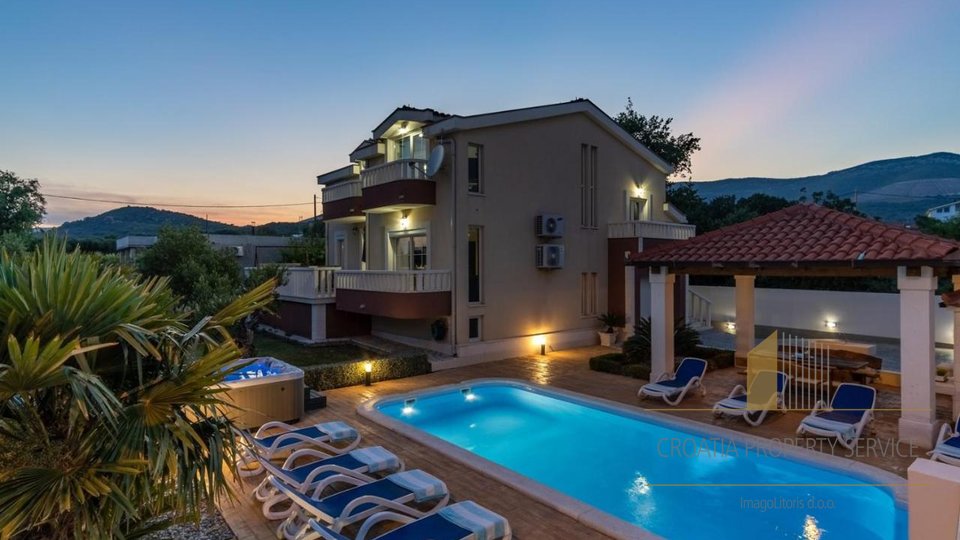 Eine wunderschöne Villa mit Pool und Meerblick – Kaštela!