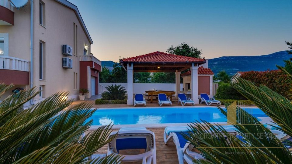 A beautiful villa with a pool and a view of the sea - Kaštela!