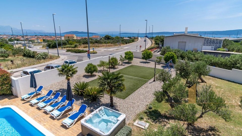 A beautiful villa with a pool and a view of the sea - Kaštela!