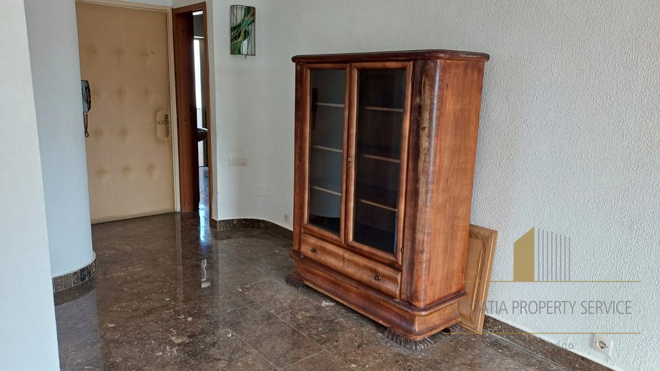 Helle und geräumige Wohnung mit Potenzial im Herzen von Split!