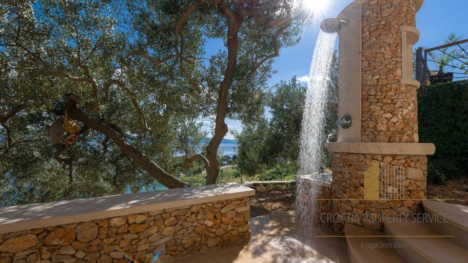 Exklusive Villa nur 100 Meter vom Strand entfernt in Bol, Insel Brač!