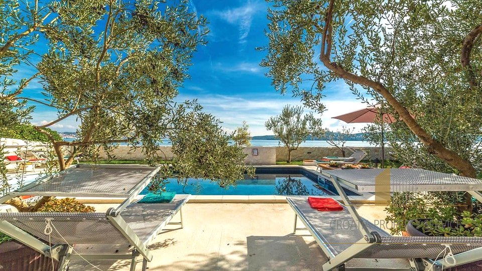 Eine wunderschöne Villa mit Pool, erste Reihe zum Strand in Seget Donji!