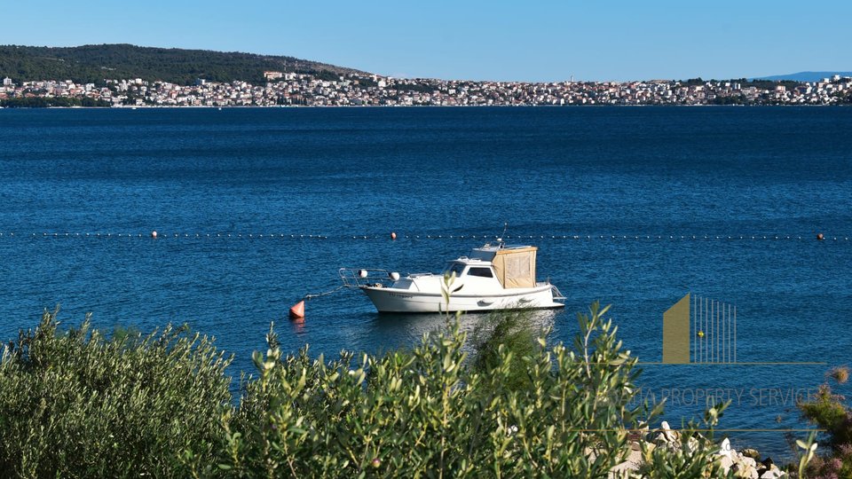 Eine wunderschöne Villa mit Pool, erste Reihe zum Strand in Seget Donji!