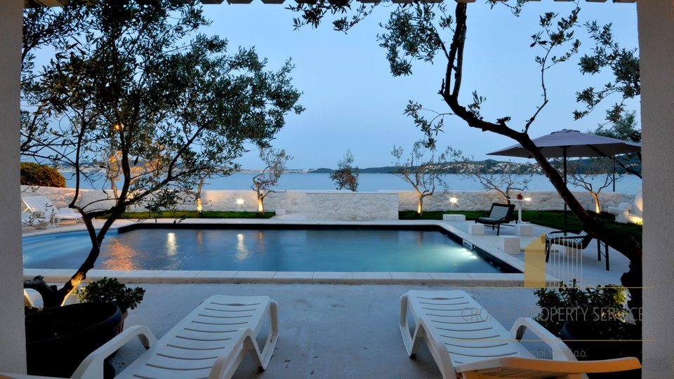 A beautiful villa with a pool, first row to the beach in Seget Donji!