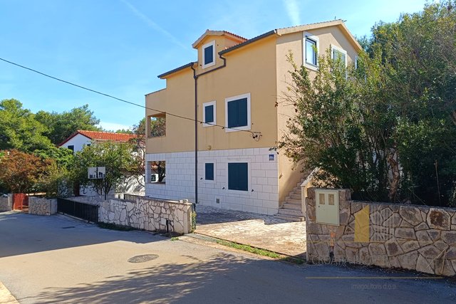 Schönes Apartmenthaus 100 m vom Meer entfernt auf der Insel Hvar!