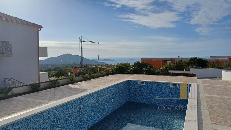 Ein Haus mit Swimmingpool und wunderschönem Blick auf das Meer in Primošten!