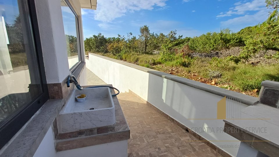 Ein Haus mit Swimmingpool und wunderschönem Blick auf das Meer in Primošten!