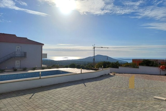 Ein Haus mit Swimmingpool und wunderschönem Blick auf das Meer in Primošten!