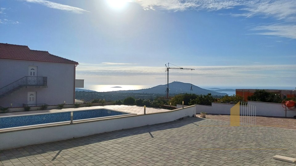 Ein Haus mit Swimmingpool und wunderschönem Blick auf das Meer in Primošten!