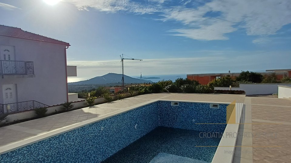 Ein Haus mit Swimmingpool und wunderschönem Blick auf das Meer in Primošten!