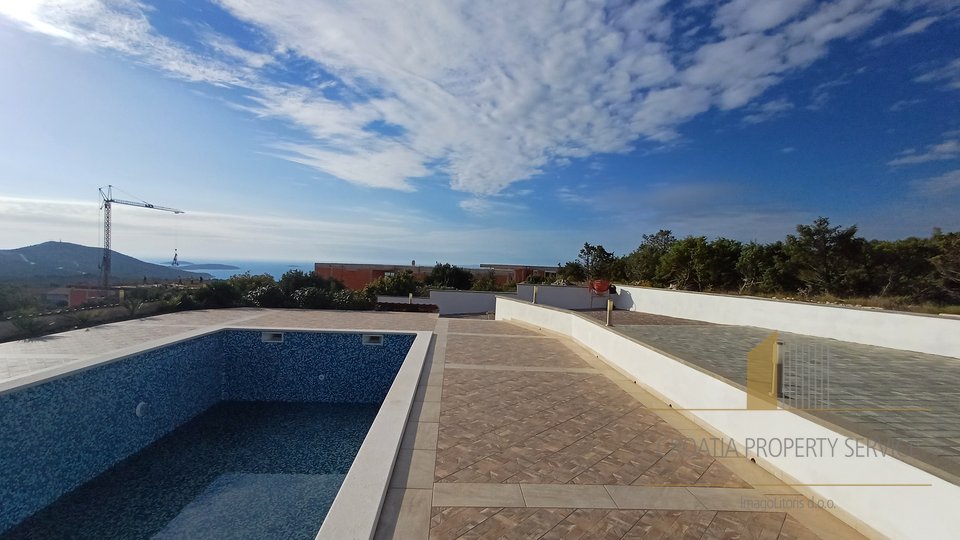 Ein Haus mit Swimmingpool und wunderschönem Blick auf das Meer in Primošten!