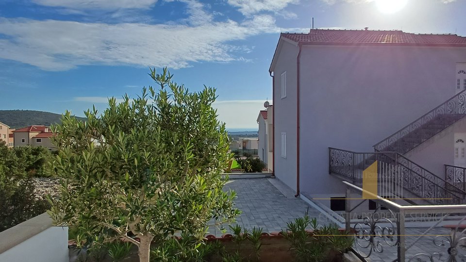 Ein Haus mit Swimmingpool und wunderschönem Blick auf das Meer in Primošten!