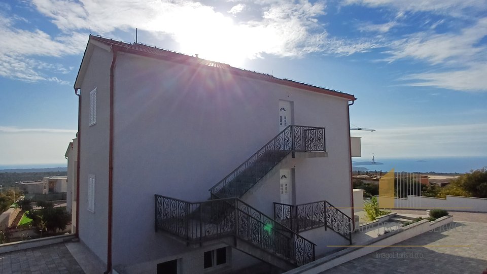 Ein Haus mit Swimmingpool und wunderschönem Blick auf das Meer in Primošten!