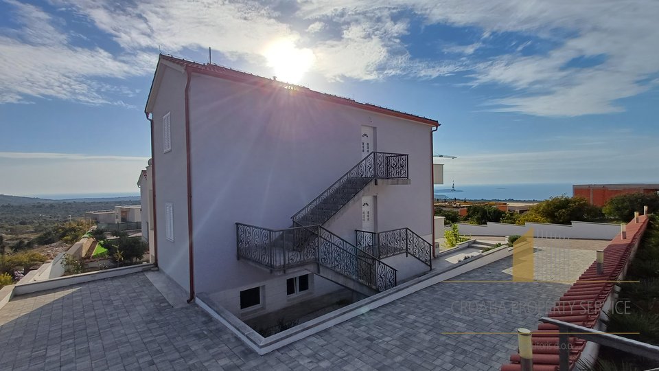 Ein Haus mit Swimmingpool und wunderschönem Blick auf das Meer in Primošten!