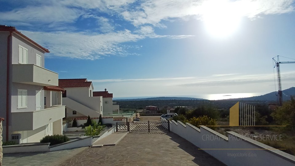 Ein Haus mit Swimmingpool und wunderschönem Blick auf das Meer in Primošten!