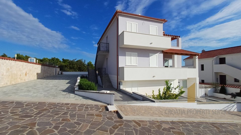 Ein Haus mit Swimmingpool und wunderschönem Blick auf das Meer in Primošten!