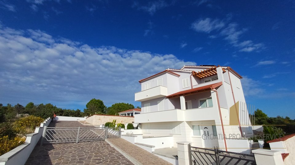 Ein Haus mit Swimmingpool und wunderschönem Blick auf das Meer in Primošten!