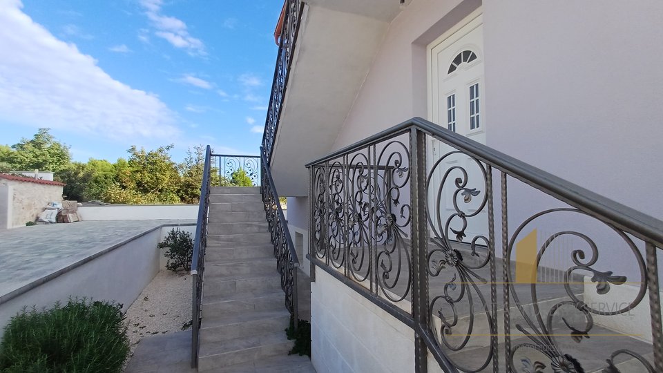 Ein Haus mit Swimmingpool und wunderschönem Blick auf das Meer in Primošten!