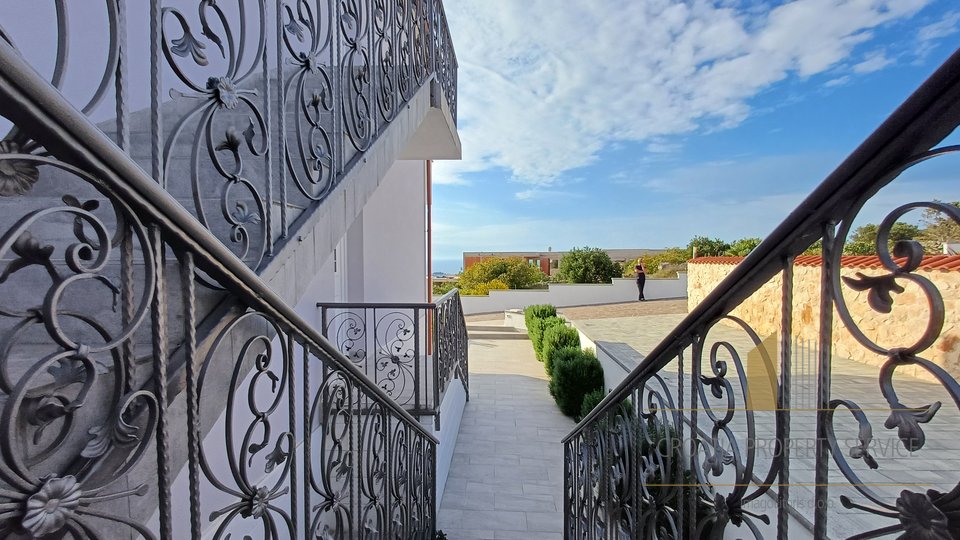 A house with a swimming pool and a beautiful view of the sea in Primošten!