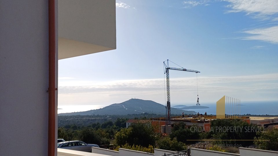 Ein Haus mit Swimmingpool und wunderschönem Blick auf das Meer in Primošten!