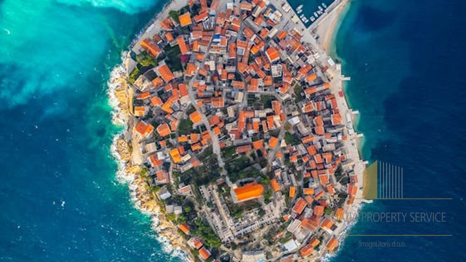 Ein Haus mit Swimmingpool und wunderschönem Blick auf das Meer in Primošten!