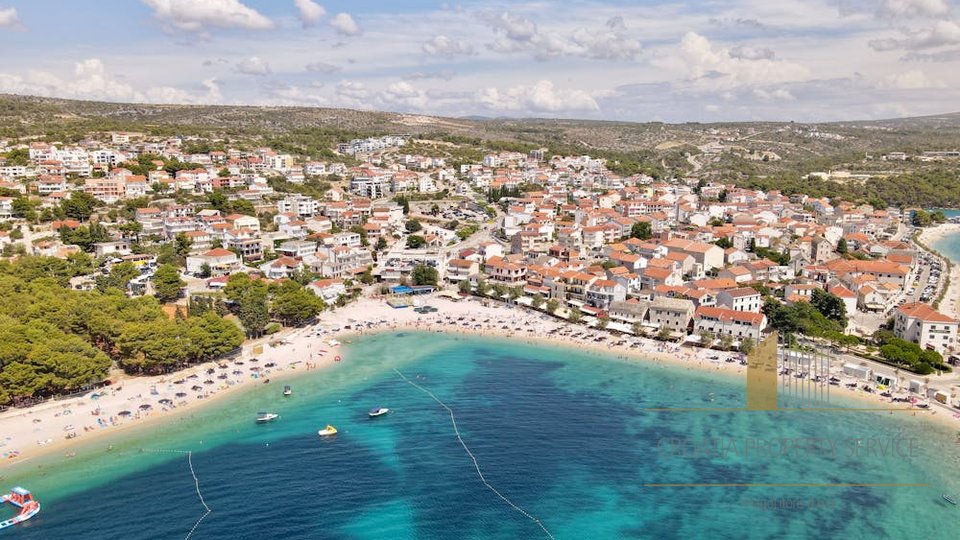 Ein Haus mit Swimmingpool und wunderschönem Blick auf das Meer in Primošten!