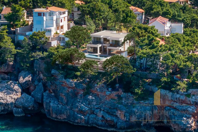 Neue Luxusvilla in erster Reihe am Meer auf der Insel Hvar!