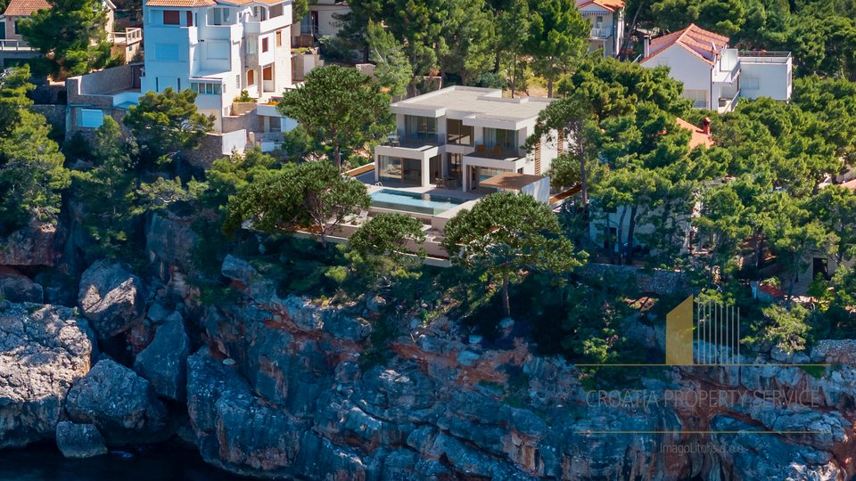 Neue Luxusvilla in erster Reihe am Meer auf der Insel Hvar!