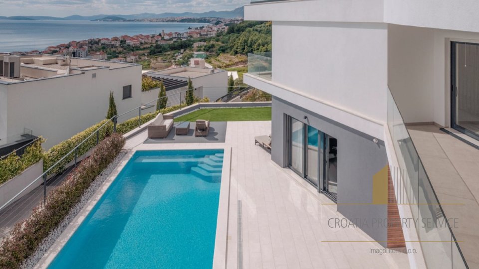 Luxury villa with an open sea view in the vicinity of Split!