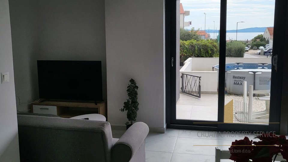 Luxurious apartment with sea view and private yard in Kaštel Gomilica!