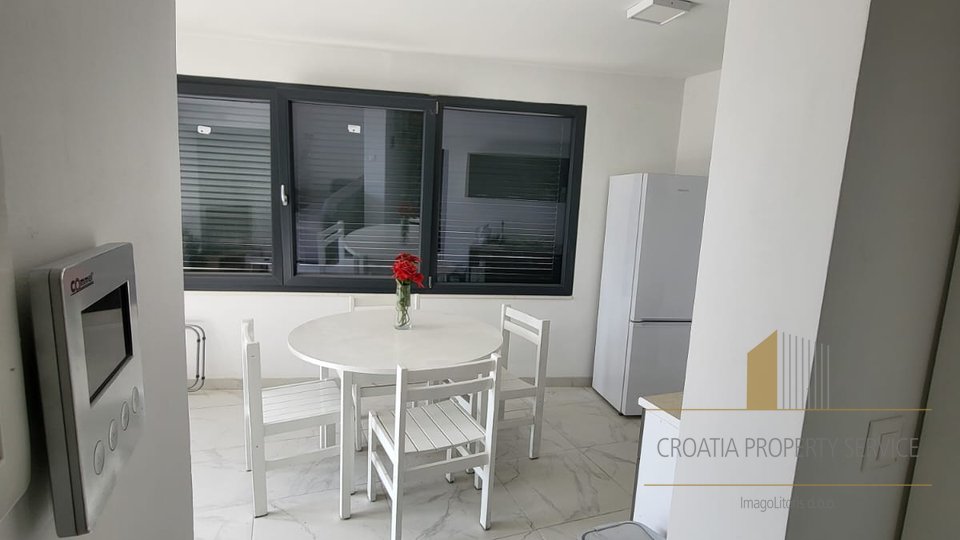 Luxurious apartment with sea view and private yard in Kaštel Gomilica!