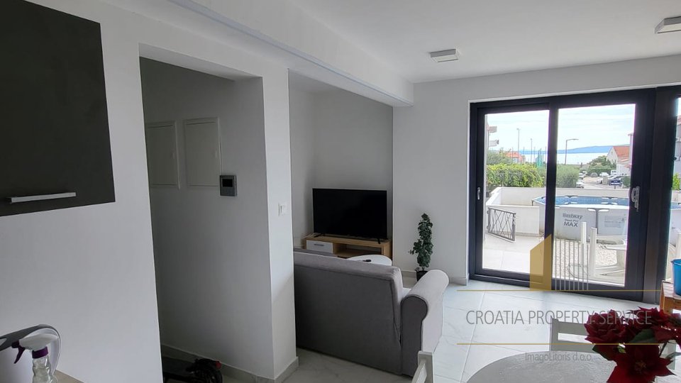 Luxurious apartment with sea view and private yard in Kaštel Gomilica!