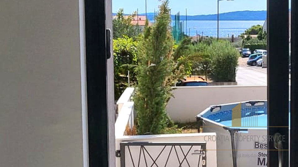 Luxurious apartment with sea view and private yard in Kaštel Gomilica!