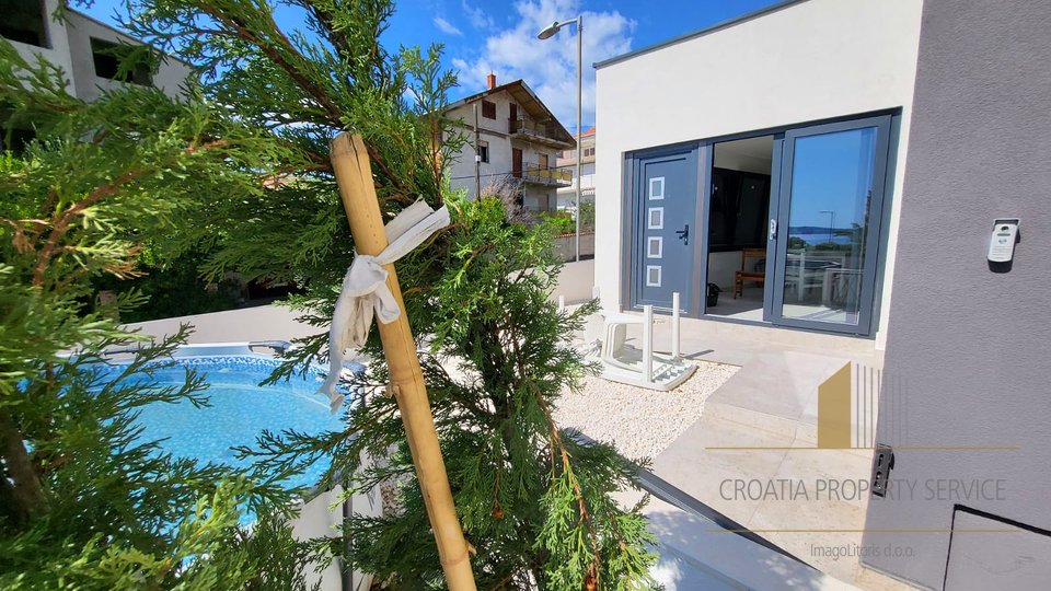 Luxurious apartment with sea view and private yard in Kaštel Gomilica!