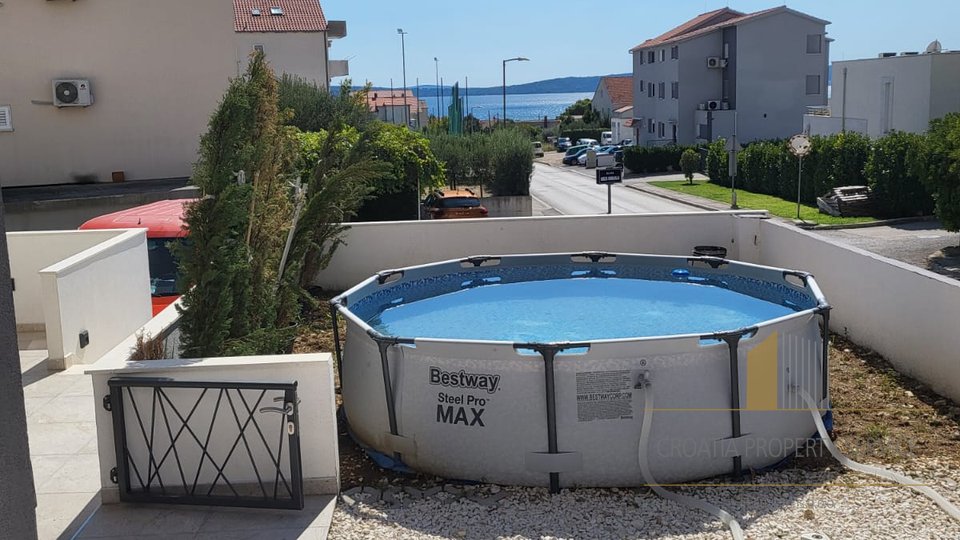 Luxurious apartment with sea view and private yard in Kaštel Gomilica!