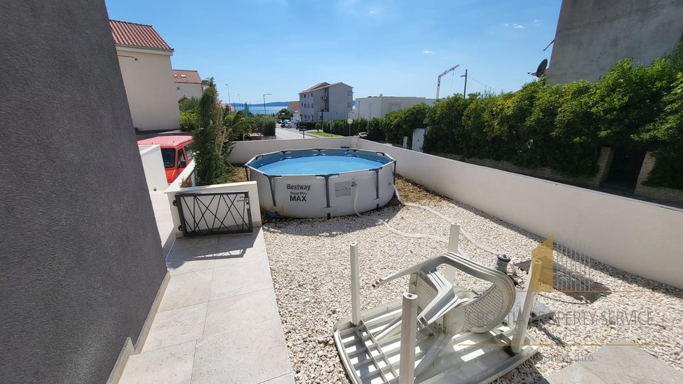 Luxurious apartment with sea view and private yard in Kaštel Gomilica!