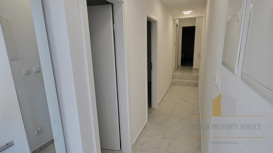 Luxurious apartment with sea view and private yard in Kaštel Gomilica!