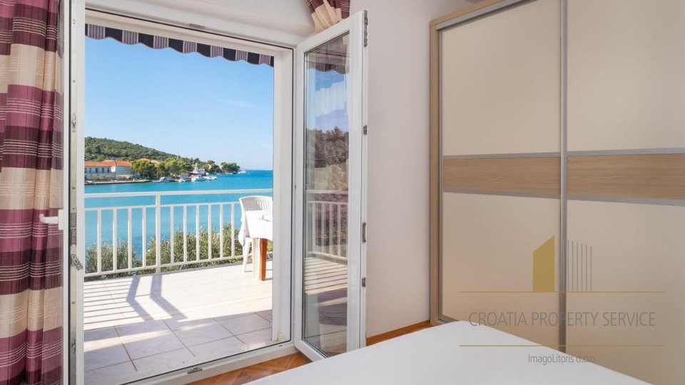 A wonderful apartment house in an exceptional location, first row by the sea!