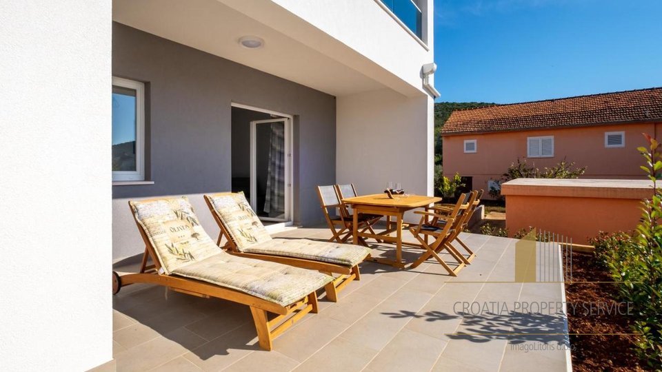 A wonderful apartment house in an exceptional location, first row by the sea!