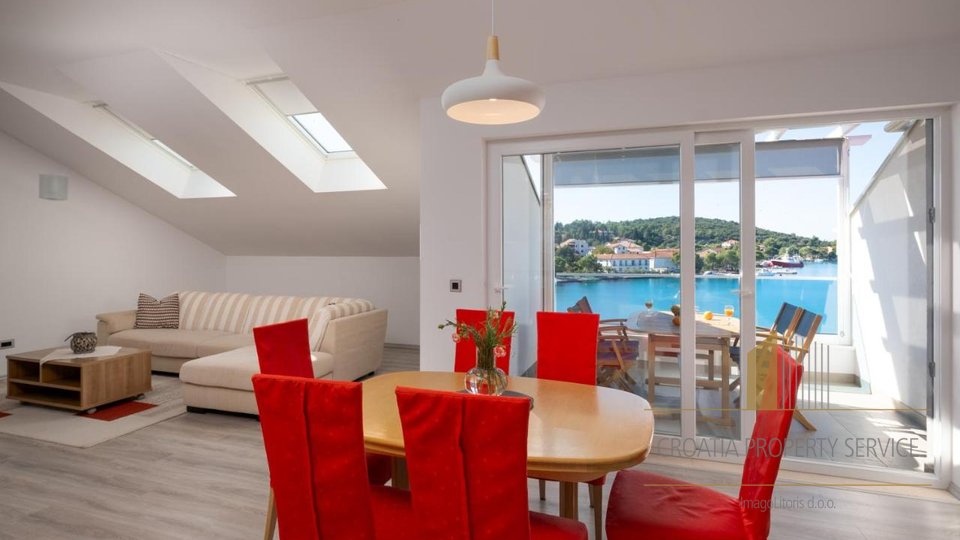 A wonderful apartment house in an exceptional location, first row by the sea!