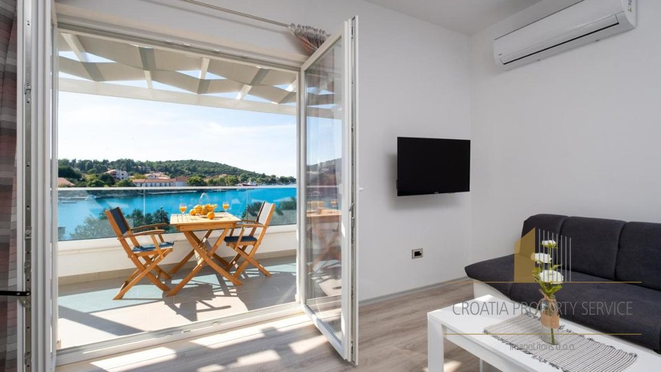 A wonderful apartment house in an exceptional location, first row by the sea!