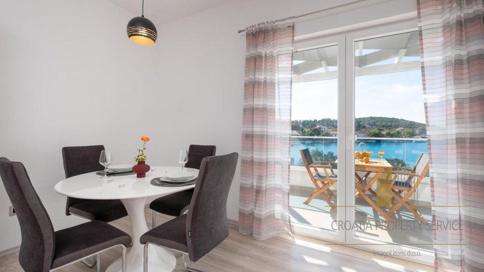 A wonderful apartment house in an exceptional location, first row by the sea!