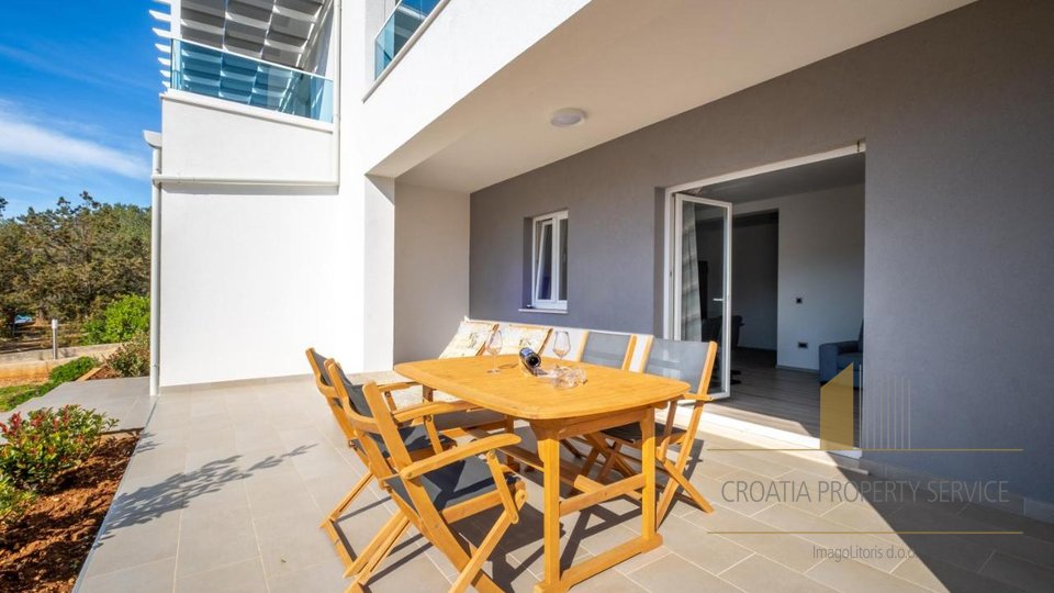 A wonderful apartment house in an exceptional location, first row by the sea!