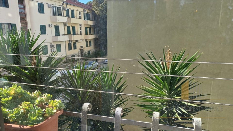 Spacious apartment in the heart of Split with great potential for renovation and investment!