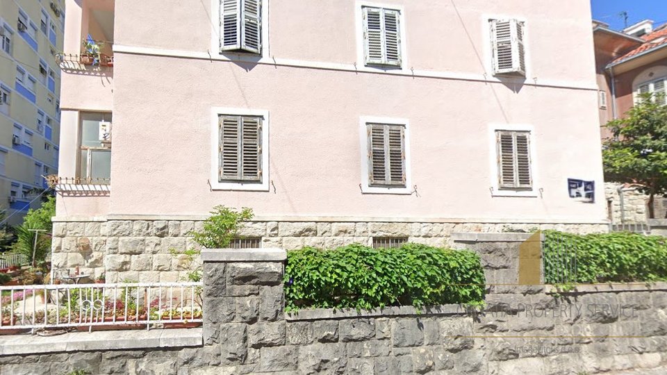 Spacious apartment in the heart of Split with great potential for renovation and investment!