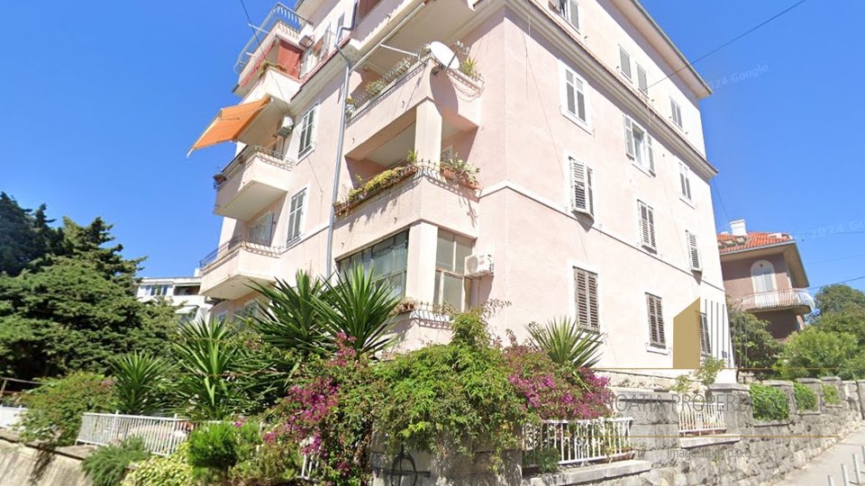 Spacious apartment in the heart of Split with great potential for renovation and investment!