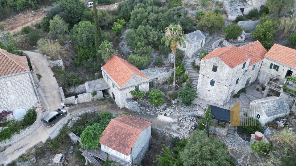 Einzigartige Investitionsmöglichkeit: Steinhaus mit zusätzlichem Grundstück – Jelsa, Insel Hvar!