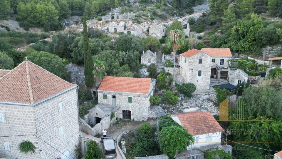 Einzigartige Investitionsmöglichkeit: Steinhaus mit zusätzlichem Grundstück – Jelsa, Insel Hvar!