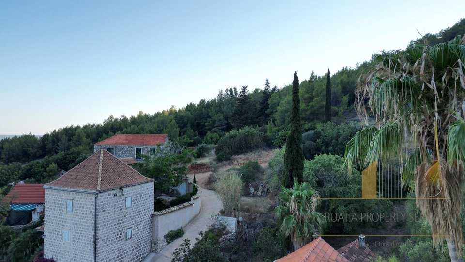 Einzigartige Investitionsmöglichkeit: Steinhaus mit zusätzlichem Grundstück – Jelsa, Insel Hvar!