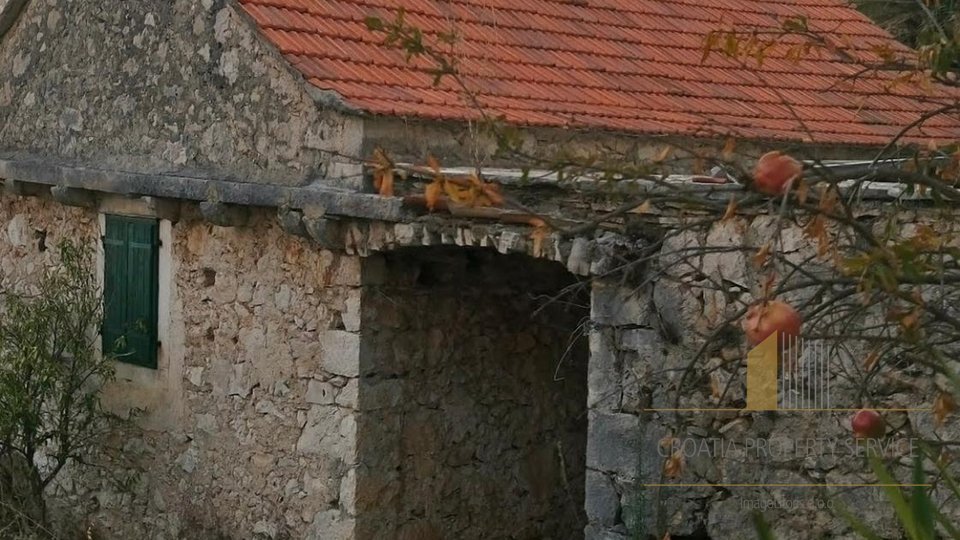 Einzigartige Investitionsmöglichkeit: Steinhaus mit zusätzlichem Grundstück – Jelsa, Insel Hvar!